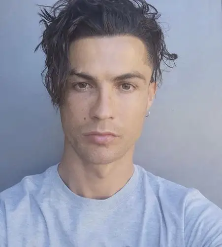 时隔15年后c罗换回泡面头问22亿粉丝可以吗近9百万人点赞