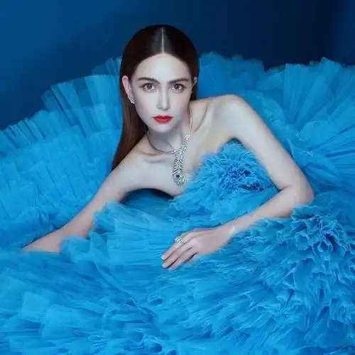 昆凌穿蓝色纱裙露性感锁骨 笑容灿烂不失明媚甜美