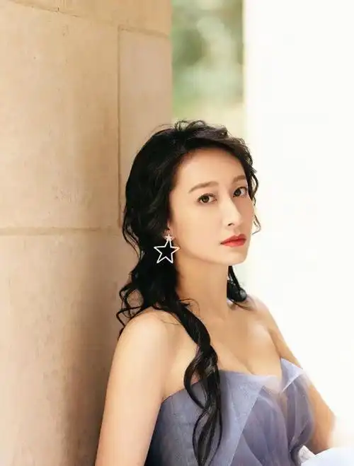 国民师姐董维嘉真敢穿穿露肩装秀蚂蚁腰34岁仍单身