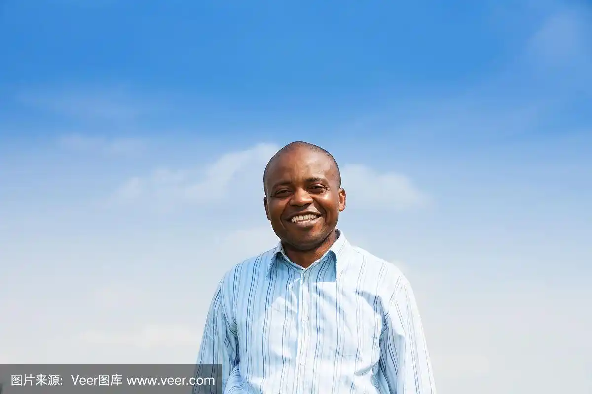 快乐的黑人带着露齿的微笑