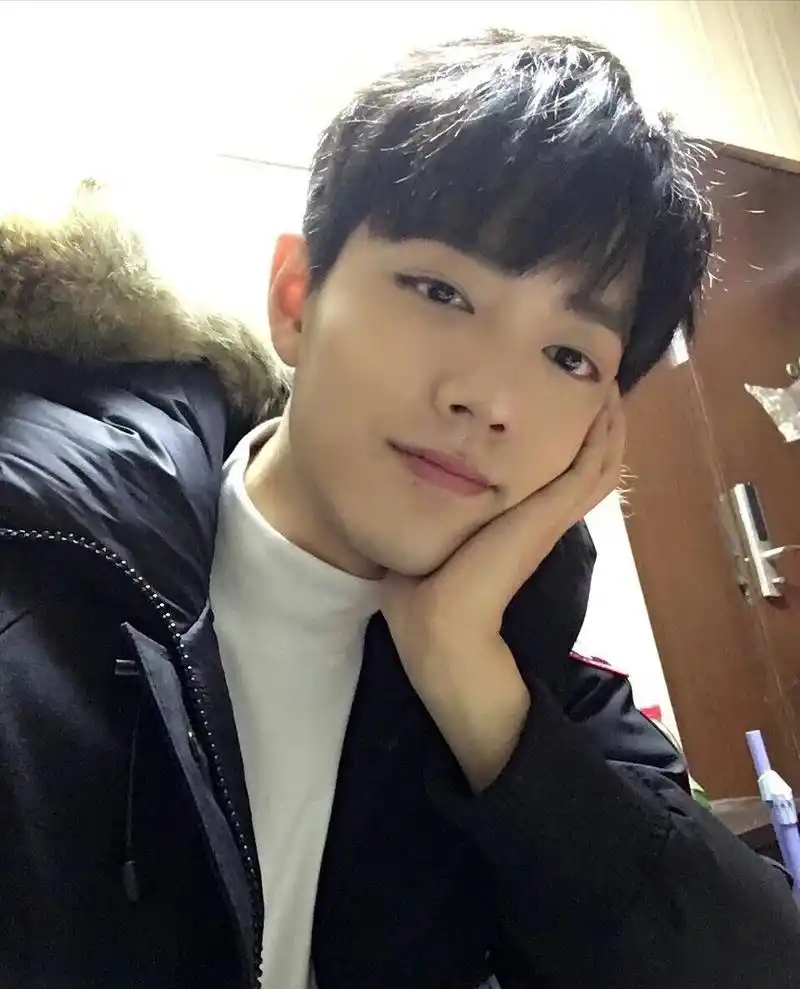 男生肖战素颜照!与魏无羡区别太大.网友:这是你吗?