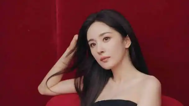 杨幂cl品牌代言人#  cl柜姐分享了杨幂官宣硬照的另一则花絮  冷艳