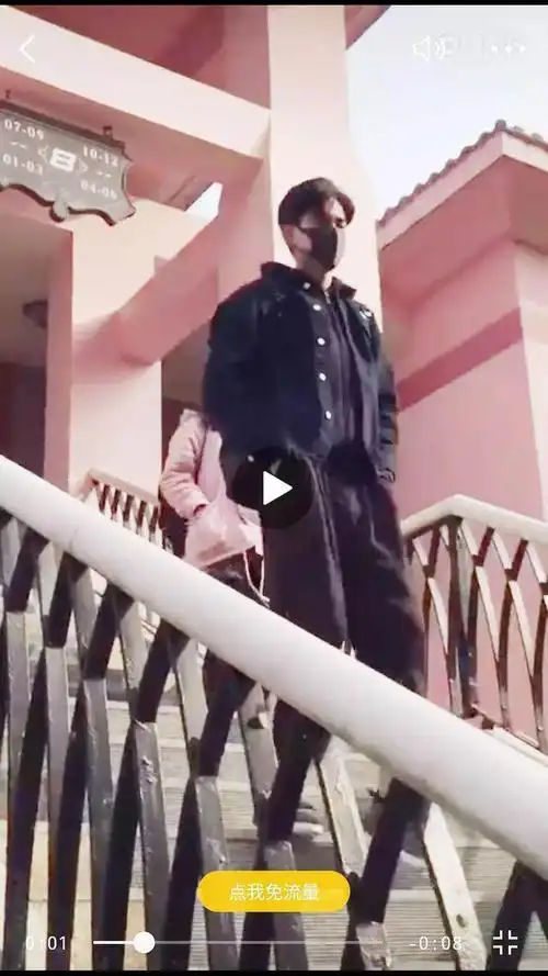 胡一天疑似没穿内裤就出门某部位乱甩网友遛鸟博眼球