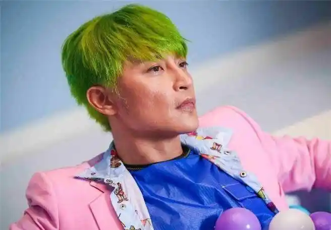 原创陈志朋为什么变成这了陈志朋服装怪异辣眼睛