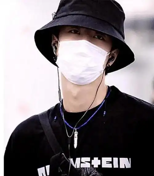 王一博的穿着打扮受到众多歌迷的好评,而其身上的"灵魂元素"也令人