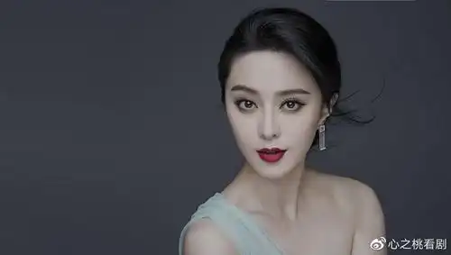 近日范冰冰照片被曝光,皮肤白到没有血色,眼妆浓郁对比反差太大