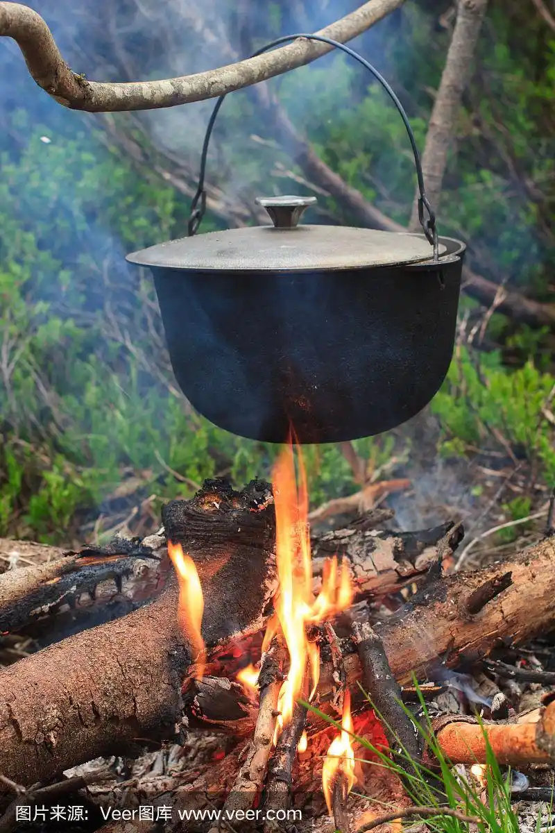 在野外做饭,在篝火上煮锅.