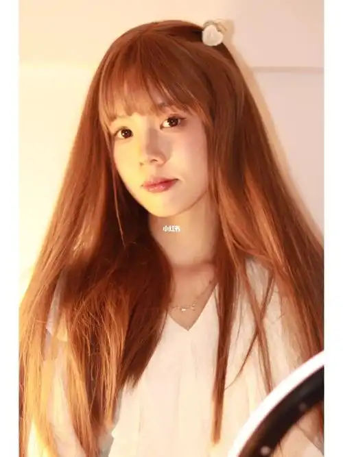 帮我看看披头发好看还是扎起来好看