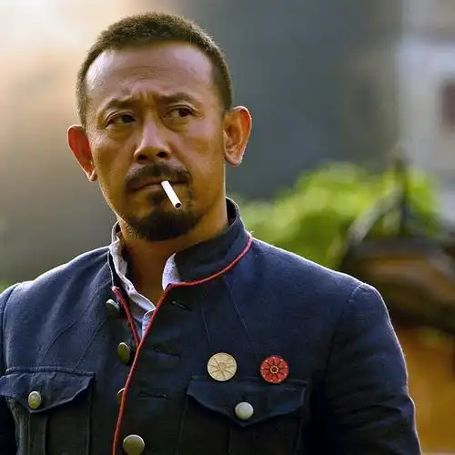 阳刚男生qq头像:看远点冬天总会过去的---姜文