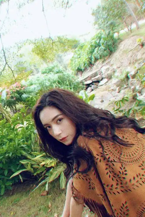 野生美女夏若妍夏日风情随拍曝光大波浪卷造型气质迷人