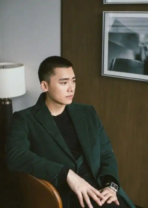 李易峰寸头造型干净利落 身穿墨绿色西装外套英气十足
