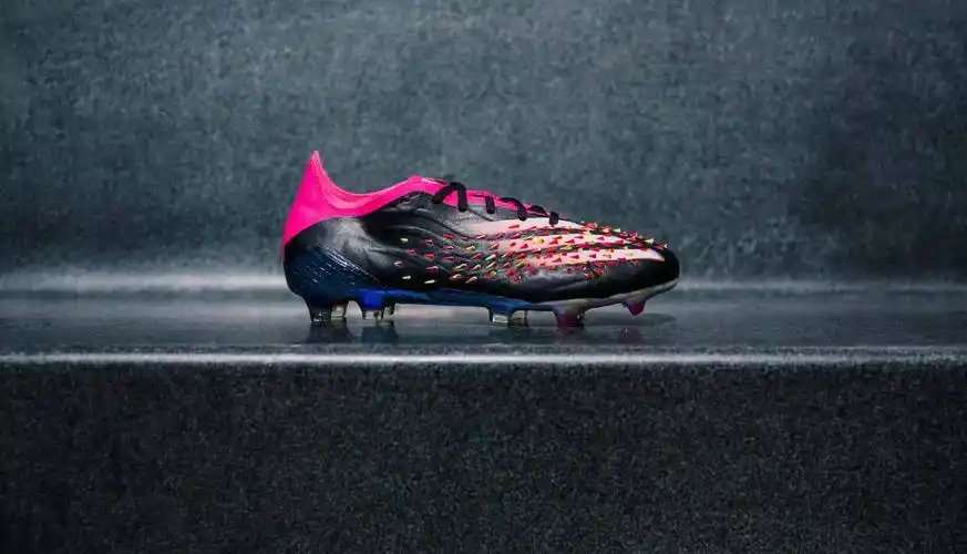阿迪达斯发布predcopx限量版足球鞋