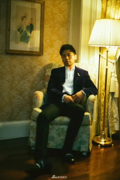 雷佳音的眼神深沉,面对镜头神态淡定,光影晃动间更凸显属于成熟男人的