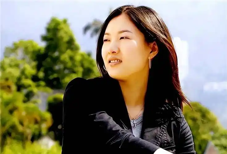 伏明霞:结婚21年丈夫71岁了,20岁女儿比她还漂亮