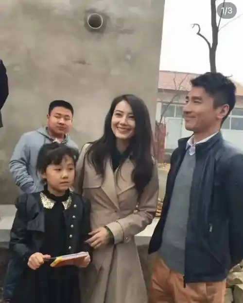 45岁高圆圆带女儿公园玩,和家长热聊接地气,5岁rhea眉眼像爸爸