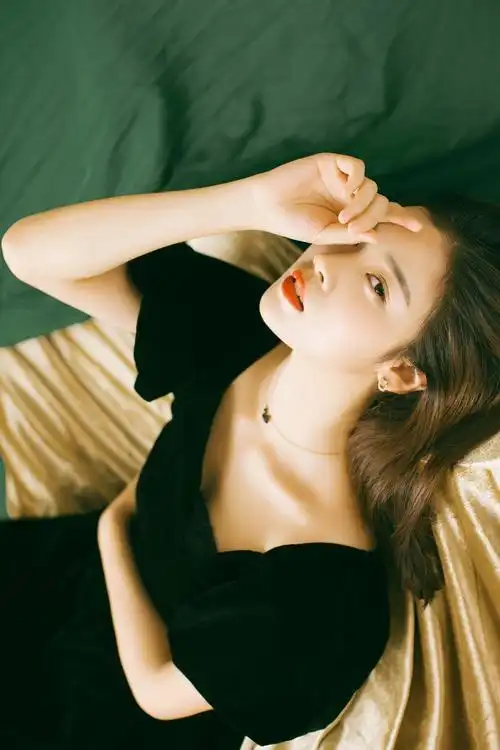 成熟性感美女小黑裙居家妩媚写真图片