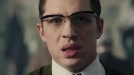 传奇:汤姆哈迪戴眼镜太有气势,要说他不是黑老大,都没人相信!