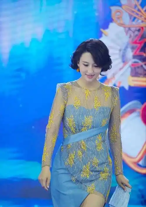原创张蕾不愧是主持人穿紧身连衣裙秀出玉女腿身材颜值都不差