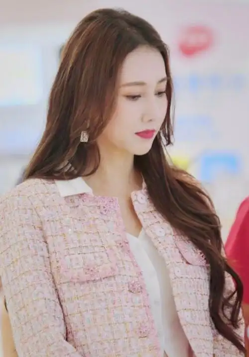 弦子亮相珠海美若少女穿搭引人注目