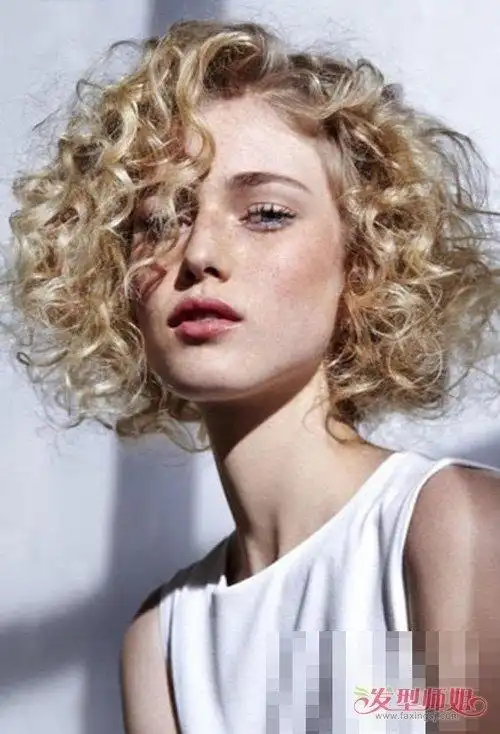 女生烫卷潮流有范的泡面头短发 玩转时尚个性辣眼睛卷发设计_发型师姐