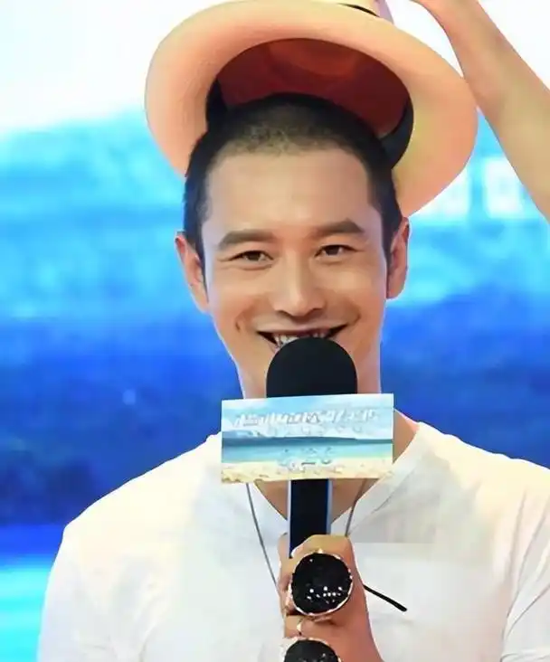 但他的寸头发型却让人眼前一亮,而黄晓明显然是还没去油