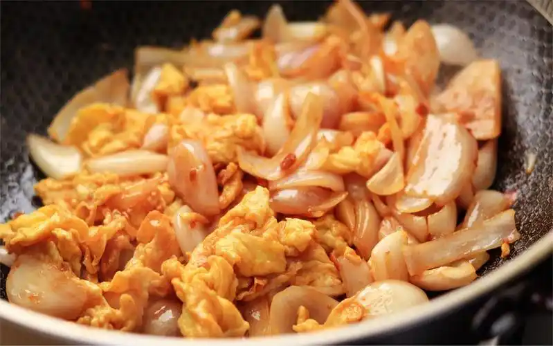 东北家常菜,毛葱炒鸡蛋做法,学会这一招,鲜香脆爽,好吃下饭