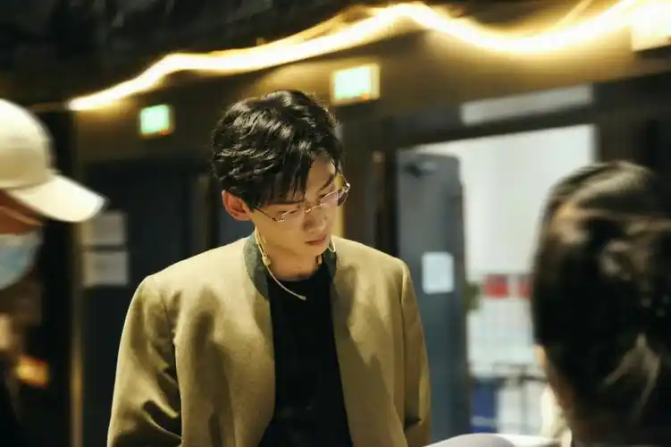 白敬亭眼镜框半永久吧