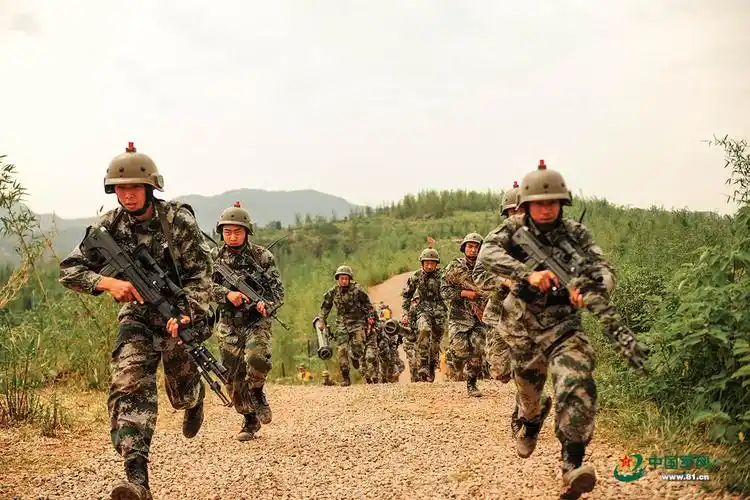 合成营山地进攻战 红蓝双方斗智斗勇出奇招_军事_中国网