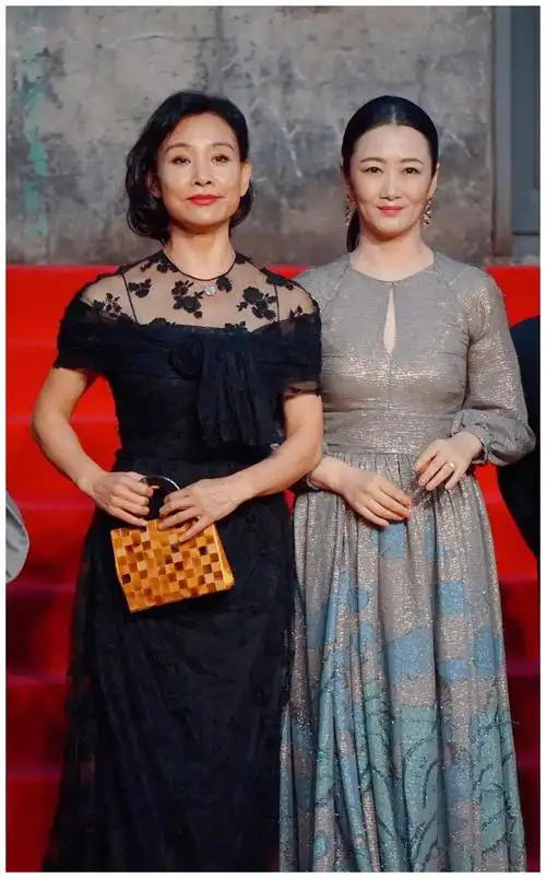 网友晒陈冲合影真不一样!素颜干巴巴的,穿老年碎花裙普通得很!_老淘客