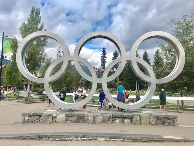 在奥林匹克公园最显著的位置,一排奥运旗帜下,伫立着奥运五环雕塑,这
