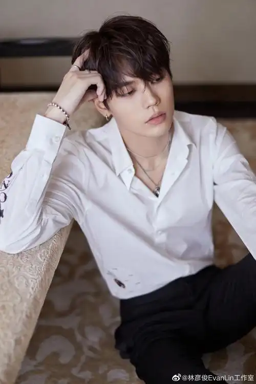 小橘的名品锁骨,大家都来品品,诱惑又撩啊@林彦俊