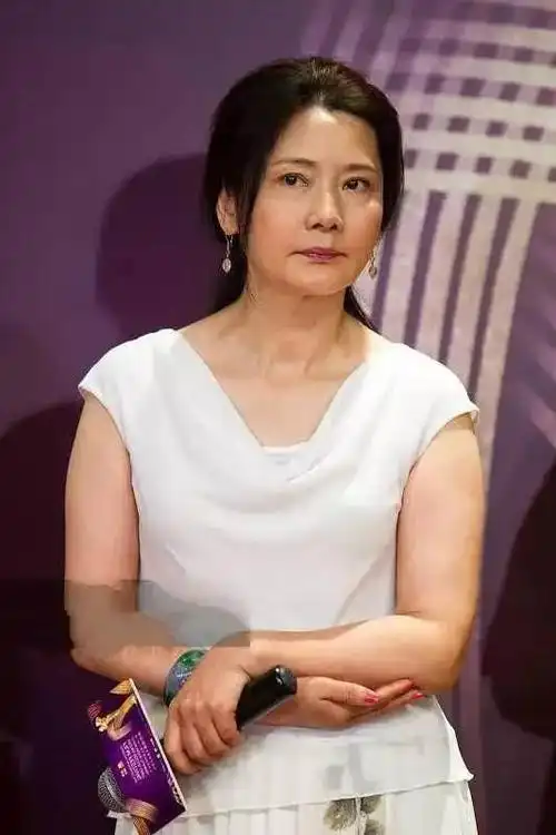 既是越剧界名角,又是演艺界老戏骨,55岁的她素颜出席活动风韵不减