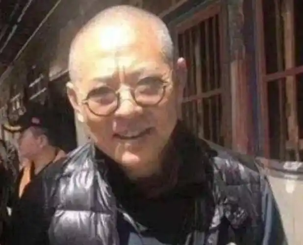 李连杰全家拜寺庙,62岁利智露面,短发暴瘦,容貌大变认