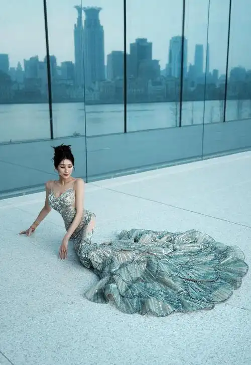 名模蒋丽莎参加时装活动,半透视鱼美人长裙惊艳全场|性感美女_网易
