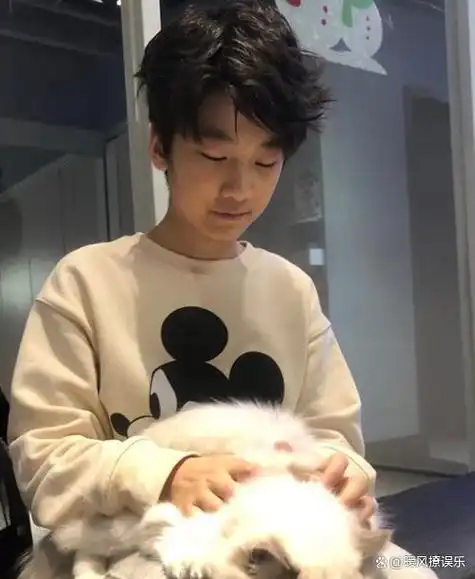 8月24日,网友偶遇张亮在机场送子出国留学,高调肩扛1米89的儿子天天