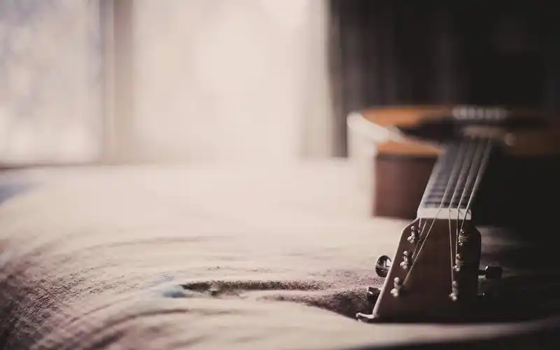 guitar,bed,indoors,musical instrument,壁纸,高清壁纸娱乐,音乐