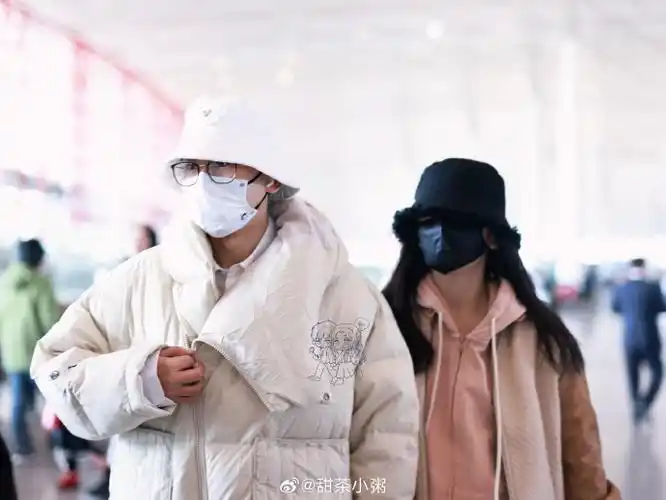 张杰谢娜你在左边我紧靠右##张杰谢娜牵手回家过年