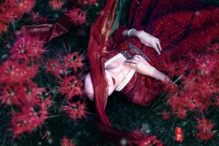 唯美彼岸花古风美女人像写真_腾讯新闻