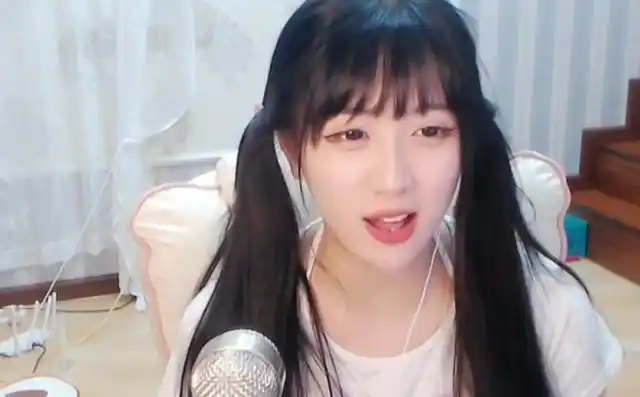 说起虎牙直播的王者荣耀美女主播猪悠这个名字,可能不少网友们还有些