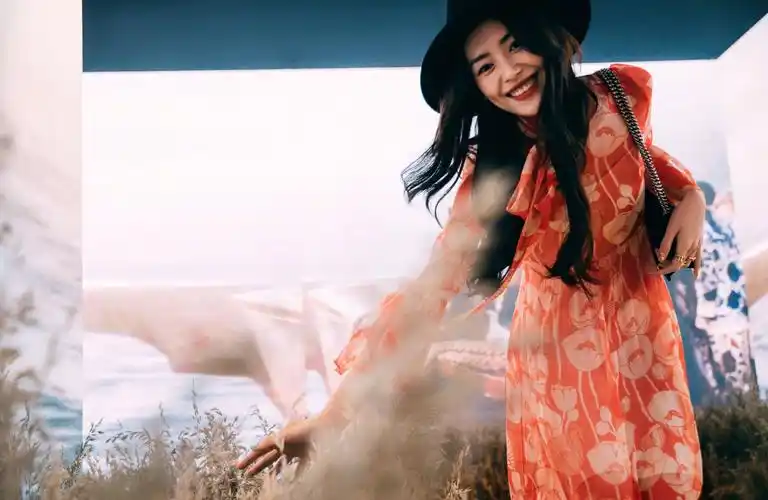 刘雯出席某活动写真,一袭挂脖黑色波点连衣裙后背镂空,性感迷人