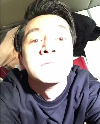 胡歌仰脸自拍 网友:这就是传说中的用鼻孔看人