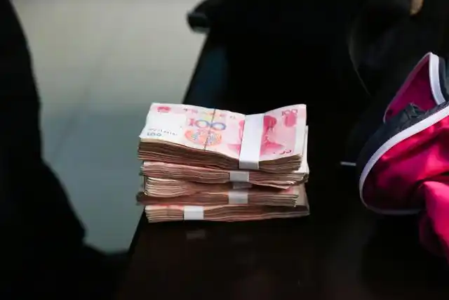 拾金不昧好榜样!毕节一公交车司机捡到5万元现金交还失主