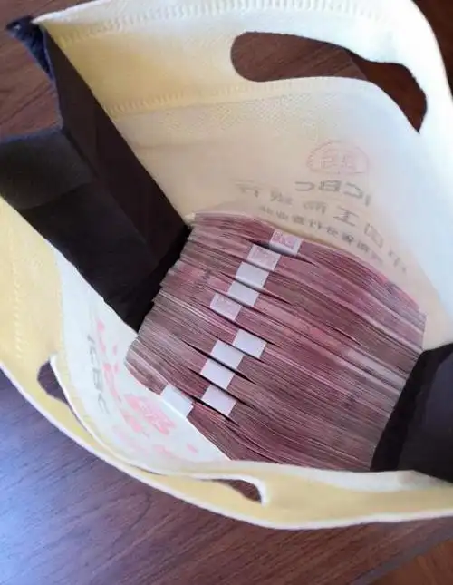 原来用红色布兜内写着工商银行字样的袋子着,竟裹着10万元现金