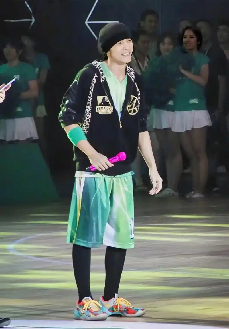 多才多艺的哥哥.#周杰伦音乐 #一代人的青春 #篮球90 # - 抖音