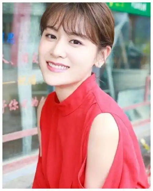 原创叶一茜直播晒素颜自己看完直呼好丑这样的她还算是女神