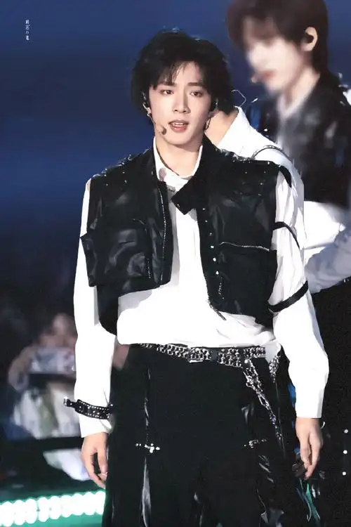 231110 天猫双十一舞台的king95@时代少年团-刘耀文#刘耀文露肩衬衫