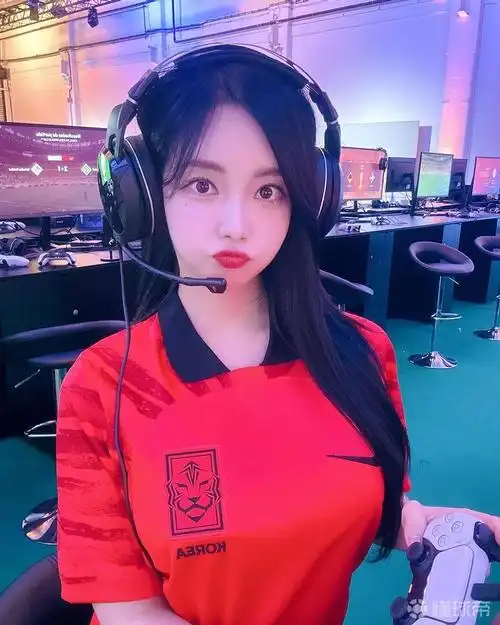在韩国比较有名的热刺球迷,美女游戏主播,电竞主持.