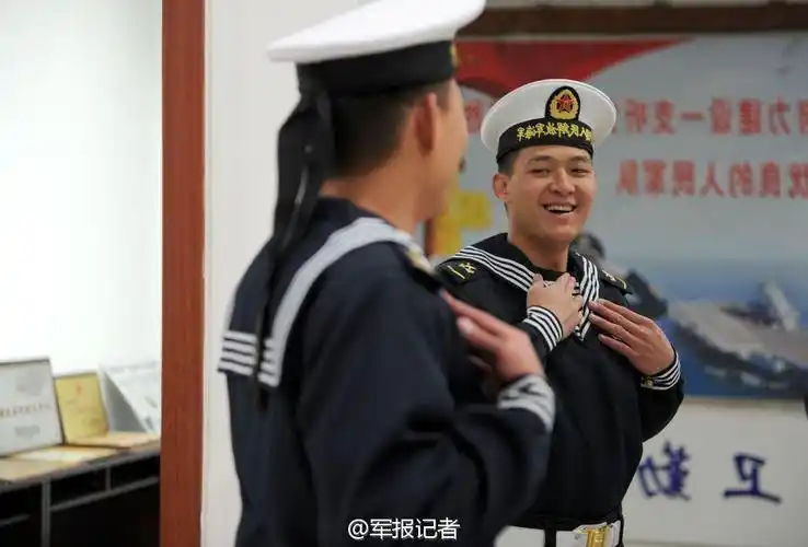 海军初级士官重新换上水兵服 有点复古风