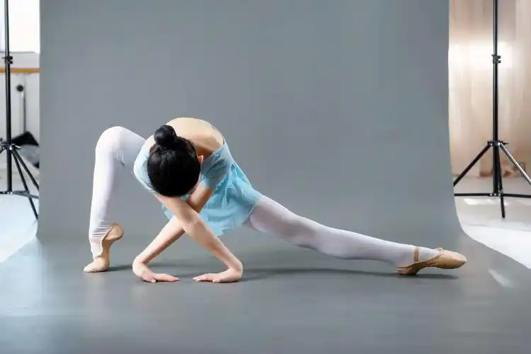 基本功不只是软度的训练,更需要每一寸肌肉的呼吸与延伸的线条,当然