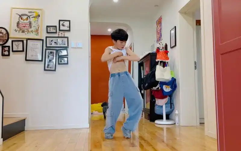 四年级男孩撩个腹肌,第八秒正片开始嘿嘿